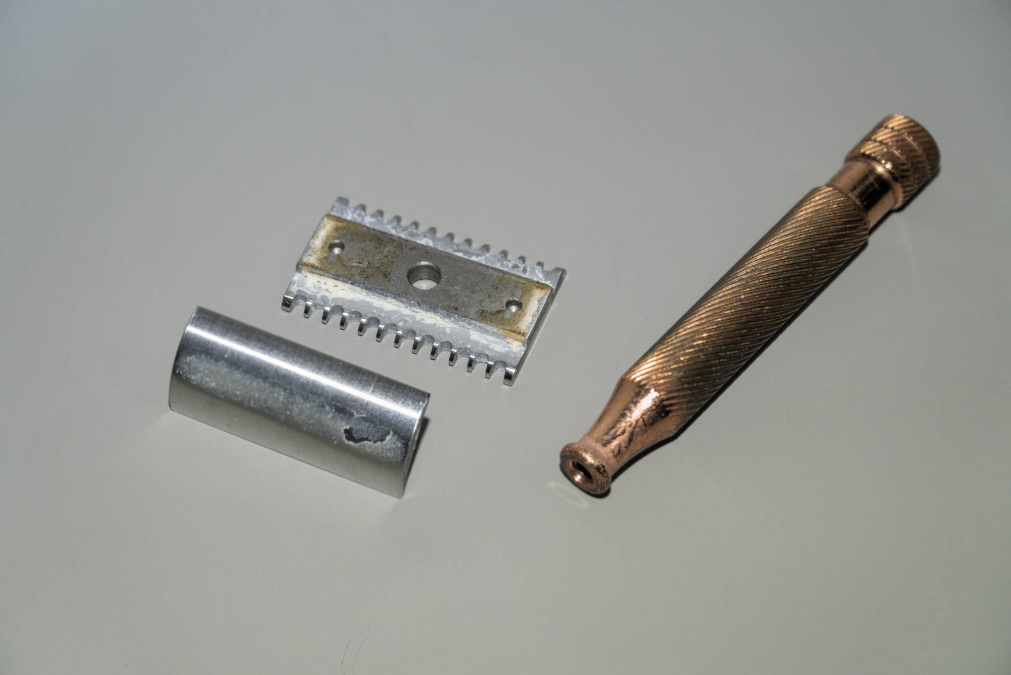 The parts of the Above the Tie razor