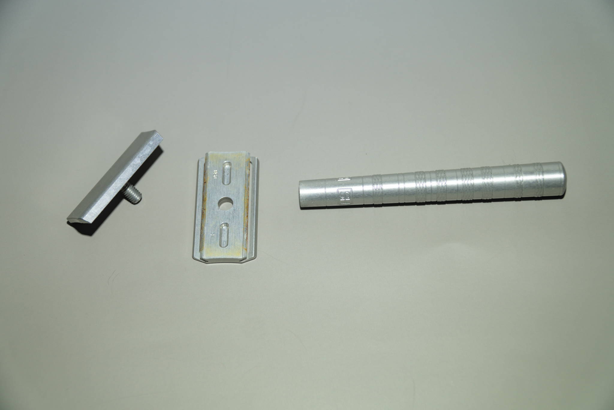 The parts of the Henson razor