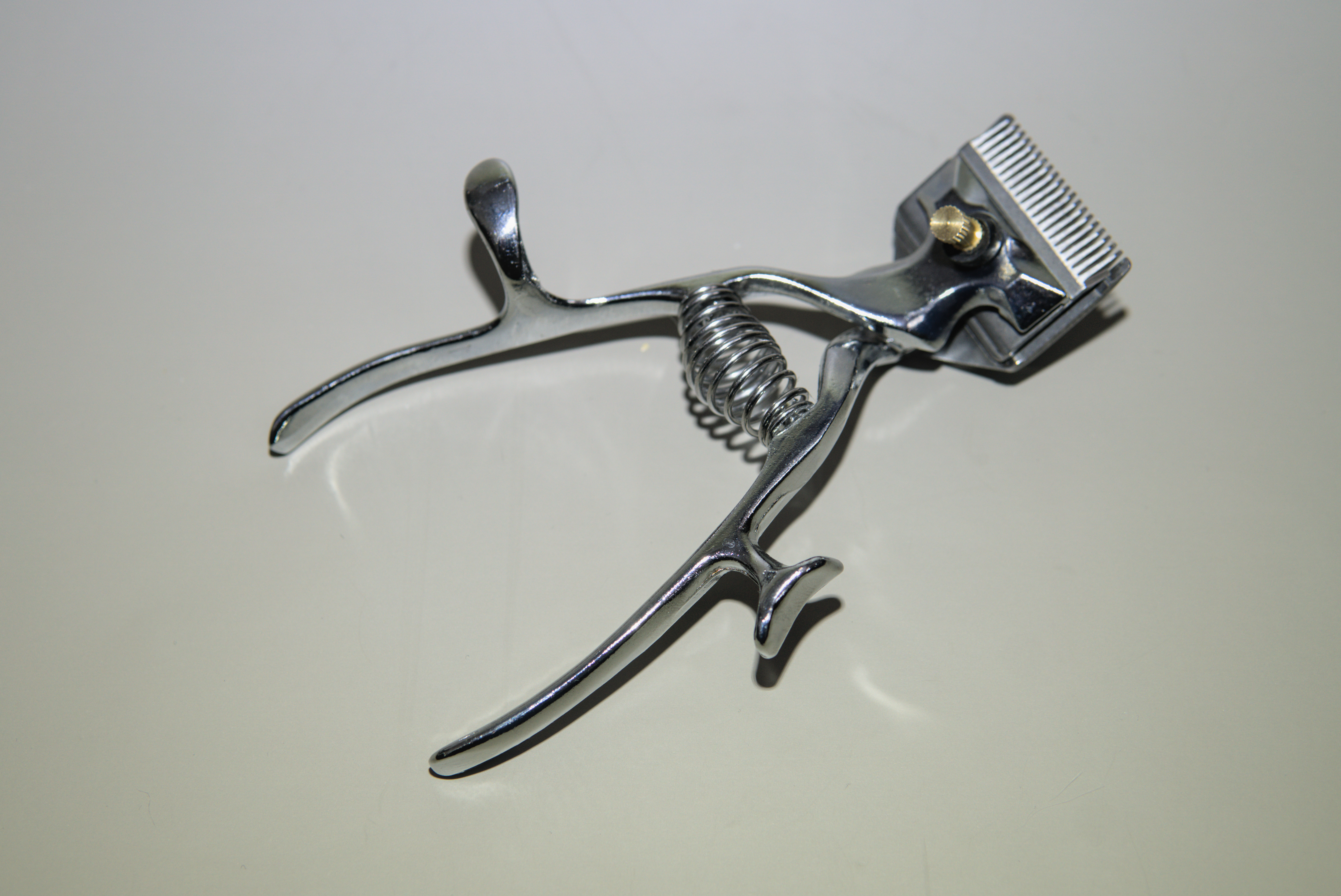 Right handed manual hair clippers