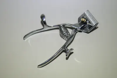 Right handed manual hair clippers