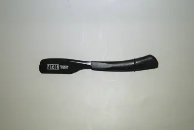 A swappable blade, fixed handle straight razor
