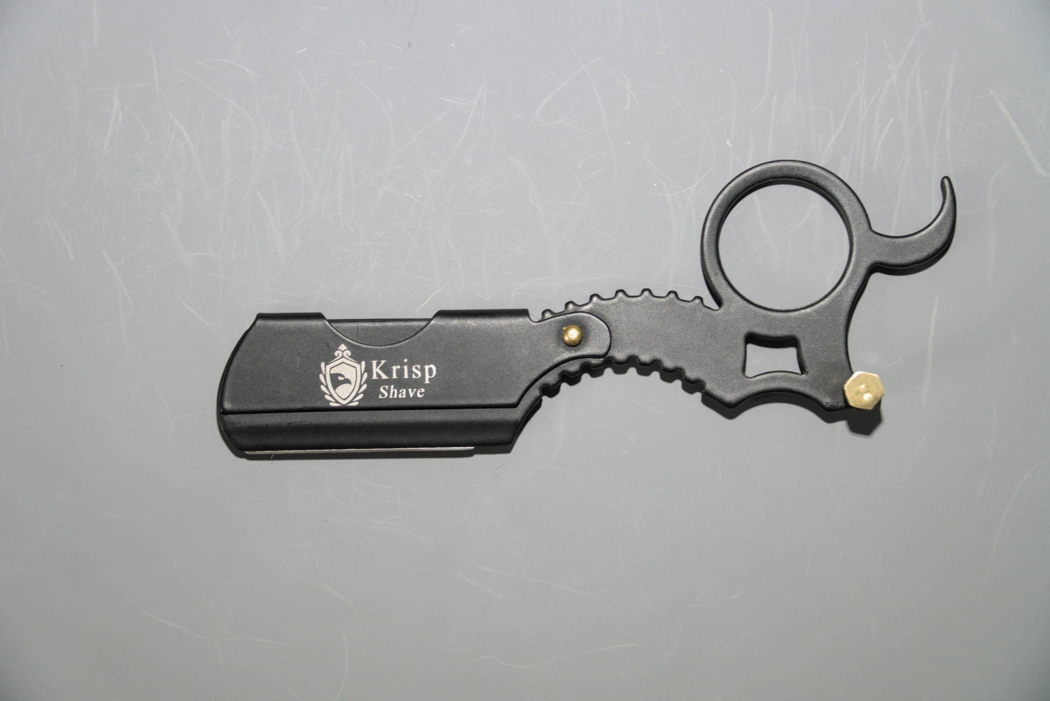 A mini straight razor with swappable blade and finger ring