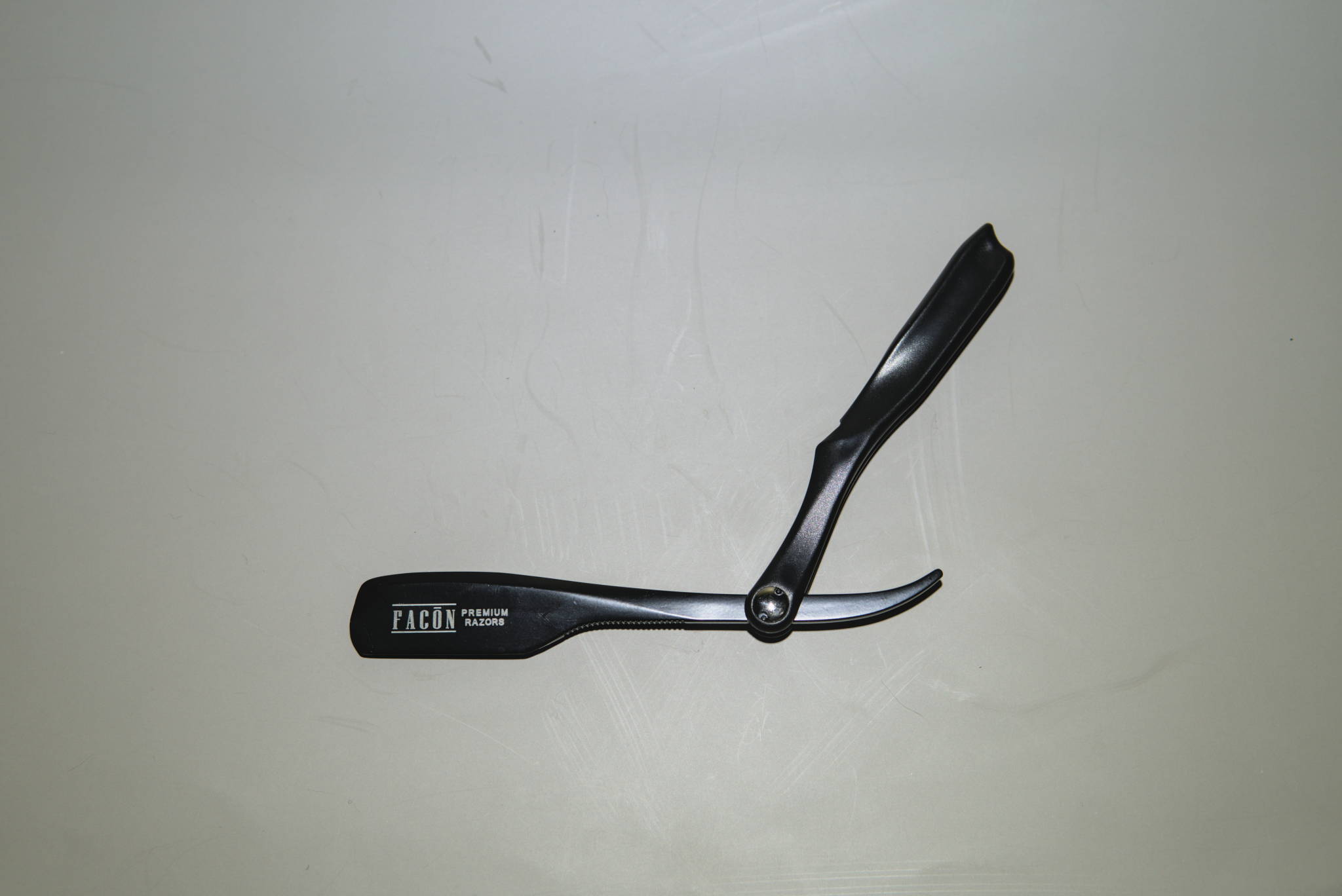 A swappable blade, folding straight razor